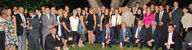 Foto de familia de los anfitriones, los agasajados y de los invitados. Foto de familia de los anfitriones, los agasajados y de los invitados.