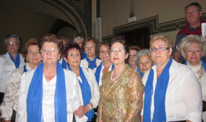 Miembros de la Coral Helmántica, junto con su directora, María Luisa Hernández. Miembros de la Coral Helmántica, junto con su directora, María Luisa Hernández.