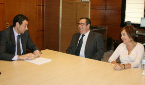 Guillermo Martínez, Ramón Trespalacios y Begoña Serrano, durante la reunión. Guillermo Martínez, Ramón Trespalacios y Begoña Serrano, durante la reunión.