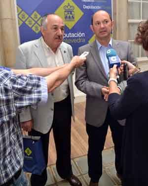 Rafael Gil y Rafael Louzán, durante la visita del primero a la Diputación de Pontevedra. Rafael Gil y Rafael Louzán, durante la visita del primero a la Diputación de Pontevedra.