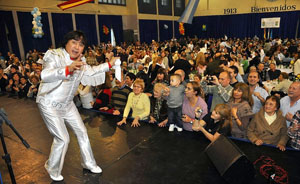 El cantante Ricky maravilla animó la velada. El cantante Ricky maravilla animó la velada.