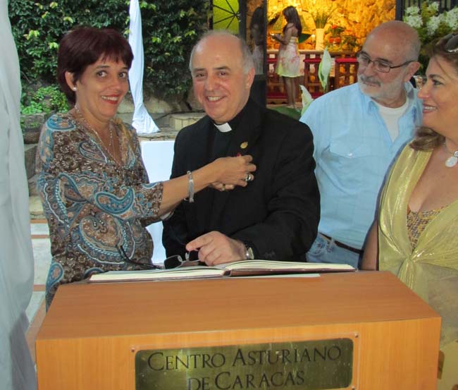 La presidenta del CAC impuso el ‘Botón de Plata’ de la entidad al abad de Covadonga, durante su visita en el mes de abril. La presidenta del CAC impuso el ‘Botón de Plata’ de la entidad al abad de Covadonga, durante su visita en el mes de abril.