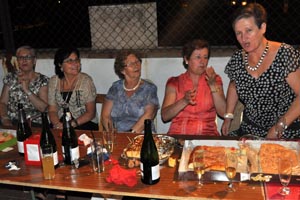 Los asistentes disfrutaron de las tradicionales 'cocas de San Juan'. Los asistentes disfrutaron de las tradicionales 'cocas de San Juan'.