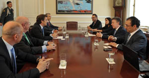 Un momento de la reunión entre la delegación española y el presidente de Colombia.