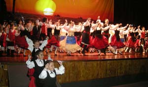 Con ‘A Romería’ se conformó un potpurrí de edades en el escenario. Con ‘A Romería’ se conformó un potpurrí de edades en el escenario.