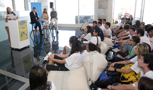 Una de la participantes se dirige a sus compañeros. Una de la participantes se dirige a sus compañeros.
