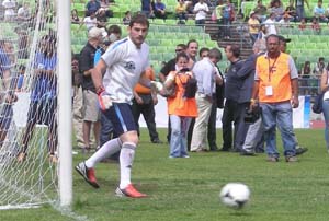 Casillas, durante la clínica deportiva que impartió en el Estadio Olímpico de la UCV. Casillas, durante la clínica deportiva que impartió en el Estadio Olímpico de la UCV.