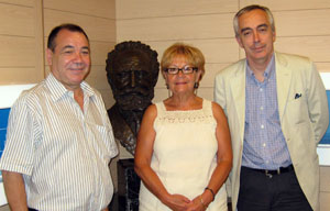 Los representantes de la Ceaee, con César Mogo, del PSOE, quien actuó en representación de Carmela Silva. Los representantes de la Ceaee, con César Mogo, del PSOE, quien actuó en representación de Carmela Silva.