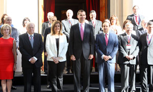 El Príncipe posa junto a las autoridades tras la inauguración de la Cumbre. El Príncipe posa junto a las autoridades tras la inauguración de la Cumbre.
