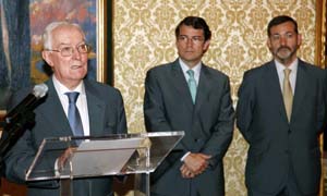 Víctor García de la Concha, acompañado por Fernández Mañueco y Rodríguez-Ponga, durante su intervención. Víctor García de la Concha, acompañado por Fernández Mañueco y Rodríguez-Ponga, durante su intervención.