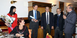 Directivos de la Federación entregan un presente a Santos y a su esposa, en la cena de despedida. Directivos de la Federación entregan un presente a Santos y a su esposa, en la cena de despedida.