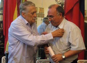Fernando Mifsut Torres, secretario de Cultura de la entidad, impone el Botón de Oro del HCV al historiador Manuel Hernández. Fernando Mifsut Torres, secretario de Cultura de la entidad, impone el Botón de Oro del HCV al historiador Manuel Hernández.
