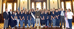 El presidente del Parlamento, Pedro Sanjurjo, y Begoña Serrano posaron con los participantes en 'Así es Asturias'. El presidente del Parlamento, Pedro Sanjurjo, y Begoña Serrano posaron con los participantes en 'Así es Asturias'.