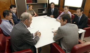 De izq. a dcha.: Javier Fernández, José Luis Casas, Manuel Barros, Manuel Llaneza, Begoña Serrano, Gustavo Cueto, Emilio Álvarez y Guillermo Martínez. De izq. a dcha.: Javier Fernández, José Luis Casas, Manuel Barros, Manuel Llaneza, Begoña Serrano, Gustavo Cueto, Emilio Álvarez y Guillermo Martínez.