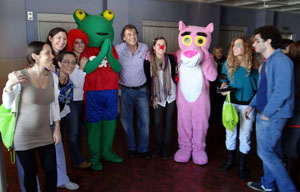 Directivos y socios de la Federación con el doctor Arnoldo Grosman (c), en un momento del recorrido.
Directivos y socios de la Federación con el doctor Arnoldo Grosman (c), en un momento del recorrido.