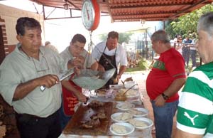 Atendiendo el ventorrillo de carne asada: Gregorio Aponte, Iván Rodríguez, Manolo Pinho, Felipe Da Silva y Antonio Almeida. Atendiendo el ventorrillo de carne asada: Gregorio Aponte, Iván Rodríguez, Manolo Pinho, Felipe Da Silva y Antonio Almeida.