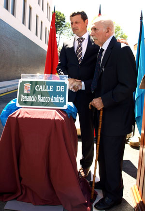 José Ramón Feito y Venancio Blanco, durante la inauguración de la calle. José Ramón Feito y Venancio Blanco, durante la inauguración de la calle.