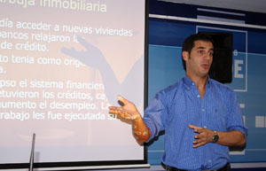 Matías Tombolini, durante su exposición en el PSOE Buenos Aires. Matías Tombolini, durante su exposición en el PSOE Buenos Aires.