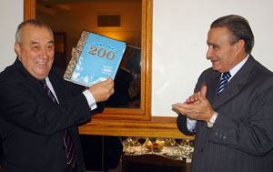 Julio Moreno y Pedro Bello, durante la despedida del primero. Julio Moreno y Pedro Bello, durante la despedida del primero.