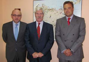 Bernabé Aguilar Arigo, cónsul general adjunto; Paulino González Fernández-Corugedo, nuevo cónsul general; y Pablo Tejera Fernández de Henestrosa, nuevo cónsul adjunto. Bernabé Aguilar Arigo, cónsul general adjunto; Paulino González Fernández-Corugedo, nuevo cónsul general; y Pablo Tejera Fernández de Henestrosa, nuevo cónsul adjunto.