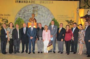 Las tres autoridades consulares españolas en Caracas, posan para ‘Magazine Español’ junto a los directivos de la HGV, en la Plaza Bolívar de la entidad. Las tres autoridades consulares españolas en Caracas, posan para ‘Magazine Español’ junto a los directivos de la HGV, en la Plaza Bolívar de la entidad.