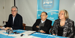 Avelino García Melle y Elba Calvo Peña, junto a José Manuel Rodríguez, durante la rueda de prensa. Avelino García Melle y Elba Calvo Peña, junto a José Manuel Rodríguez, durante la rueda de prensa.
