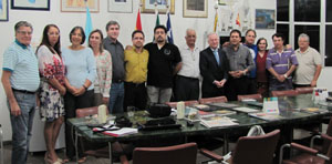 Un momento de la visita del cónsul a Caballeros de Santiago. Un momento de la visita del cónsul a Caballeros de Santiago.