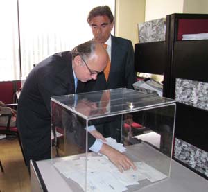 Apertura de una de las urnas de las pasadas elecciones autónomicas de Asturias y Andalucía. Apertura de una de las urnas de las pasadas elecciones autónomicas de Asturias y Andalucía.