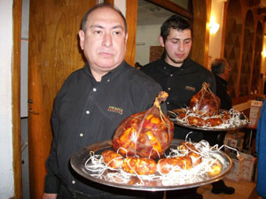 Personal gastronómico exhibiendo los botillos. Personal gastronómico exhibiendo los botillos.