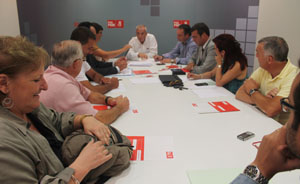 Un momento de la reunión de Pachi Vázquez con el grupo de trabajo de Emigración. Un momento de la reunión de Pachi Vázquez con el grupo de trabajo de Emigración.