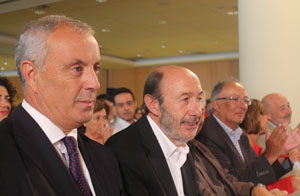Pachi Vázquez estuvo respaldado por Alfredo Pérez Rubalcaba al participar en la clausura del Comité Nacional. Pachi Vázquez estuvo respaldado por Alfredo Pérez Rubalcaba al participar en la clausura del Comité Nacional.
