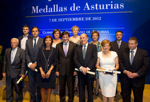 Javier Fernández posa junto a todos los galardonados. Javier Fernández posa junto a todos los galardonados.