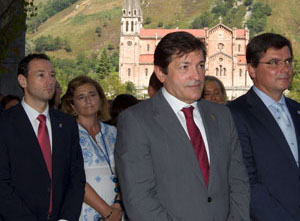Guillermo Martínez y Javier Fernández, durante la eucaristía celebrada en Covadonga el pasado sábado para honrar a ‘La Santina’. Guillermo Martínez y Javier Fernández, durante la eucaristía celebrada en Covadonga el pasado sábado para honrar a ‘La Santina’.