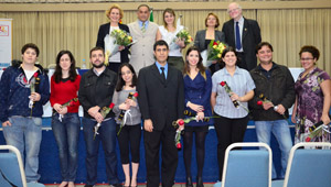 Autoridades y participantes en el curso tras la entrega de los certificados. Autoridades y participantes en el curso tras la entrega de los certificados.