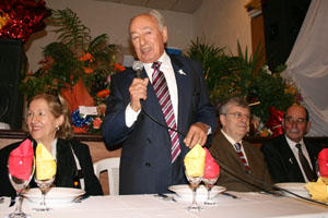 José Caso, acompañado por José María Pérez –1º dcha.–, dió la bienvenida a los asistentes a la celebración. José Caso, acompañado por José María Pérez –1º dcha.–, dió la bienvenida a los asistentes a la celebración.