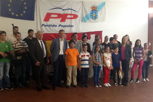 Ana Pastor y Alfonso Rueda con simpatizantes del PP en Zurich. Ana Pastor y Alfonso Rueda con simpatizantes del PP en Zurich.