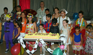 Parrado posó con los niños que participaron en la fiesta infantil organizada por la Colonia Leonesa de Cuba. Parrado posó con los niños que participaron en la fiesta infantil organizada por la Colonia Leonesa de Cuba.
