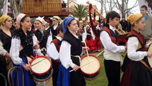 Un grupo de baile y música asturiana ambientó los festejos. Un grupo de baile y música asturiana ambientó los festejos.