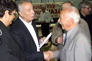 Un simpatizante del PSOE saluda a Pachi Vázquez en el Club Estrella del Sur.