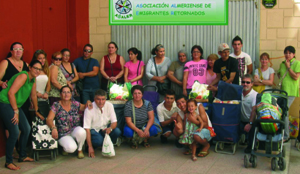 Un momento de la entrega de alimentos. Un momento de la entrega de alimentos.