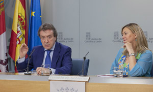 De Santiago-Juárez, consejero de la Presidencia, y Pilar Olmo, consejera de Hacienda, en la rueda de prensa posterior al Consejo. De Santiago-Juárez, consejero de la Presidencia, y Pilar Olmo, consejera de Hacienda, en la rueda de prensa posterior al Consejo.