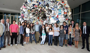 El conselleiro y los estudiantes posan en una de las piezas de la exposición de la Cidade da Cultura. El conselleiro y los estudiantes posan en una de las piezas de la exposición de la Cidade da Cultura.