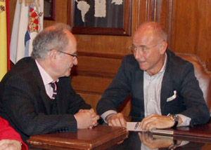 Carlos La Blunda charla con Santiago Camba, durante la reunión en el Centro Gallego. Carlos La Blunda charla con Santiago Camba, durante la reunión en el Centro Gallego.