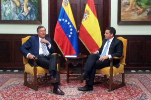 El embajador de España, junto al viceministro de Relaciones para Europa, Temir Porras, durante la presentación de las copias de Estilo, en julio pasado. El embajador de España, junto al viceministro de Relaciones para Europa, Temir Porras, durante la presentación de las copias de Estilo, en julio pasado.