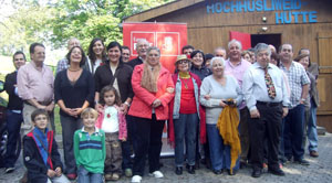 Miriam Herrero y Yolanda Tirado, junto a los militantes suizos. Miriam Herrero y Yolanda Tirado, junto a los militantes suizos.