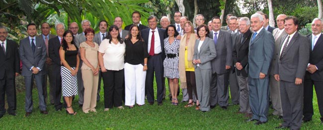 Foto de familia de los asistentes a la reunión convocada por el embajador de España en Venezuela. Foto de familia de los asistentes a la reunión convocada por el embajador de España en Venezuela.