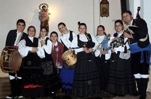 El conjunto de música del Centro Gallego de Avellaneda acompañó la misa. El conjunto de música del Centro Gallego de Avellaneda acompañó la misa.