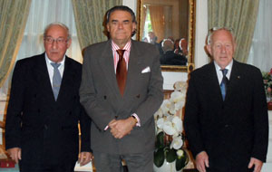 Fernando Abril y Theo Beusink, con el embajador. Fernando Abril y Theo Beusink, con el embajador.