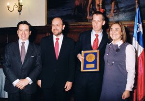 De izda. a dcha., Maite Basauri, presidenta de AIECH; Alfredo Moreno, ministro de Relaciones Exteriores de Chile; Iñigo de Palacio, embajador de España en Chile; y Antonio Fanjul, presidente del Círculo Español de Santiago. De izda. a dcha., Maite Basauri, presidenta de AIECH; Alfredo Moreno, ministro de Relaciones Exteriores de Chile; Iñigo de Palacio, embajador de España en Chile; y Antonio Fanjul, presidente del Círculo Español de Santiago.