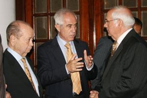 Miras Portugal junto a los últimos presidentes de Casa de Galicia, José Arijon y Manuel Ramos.